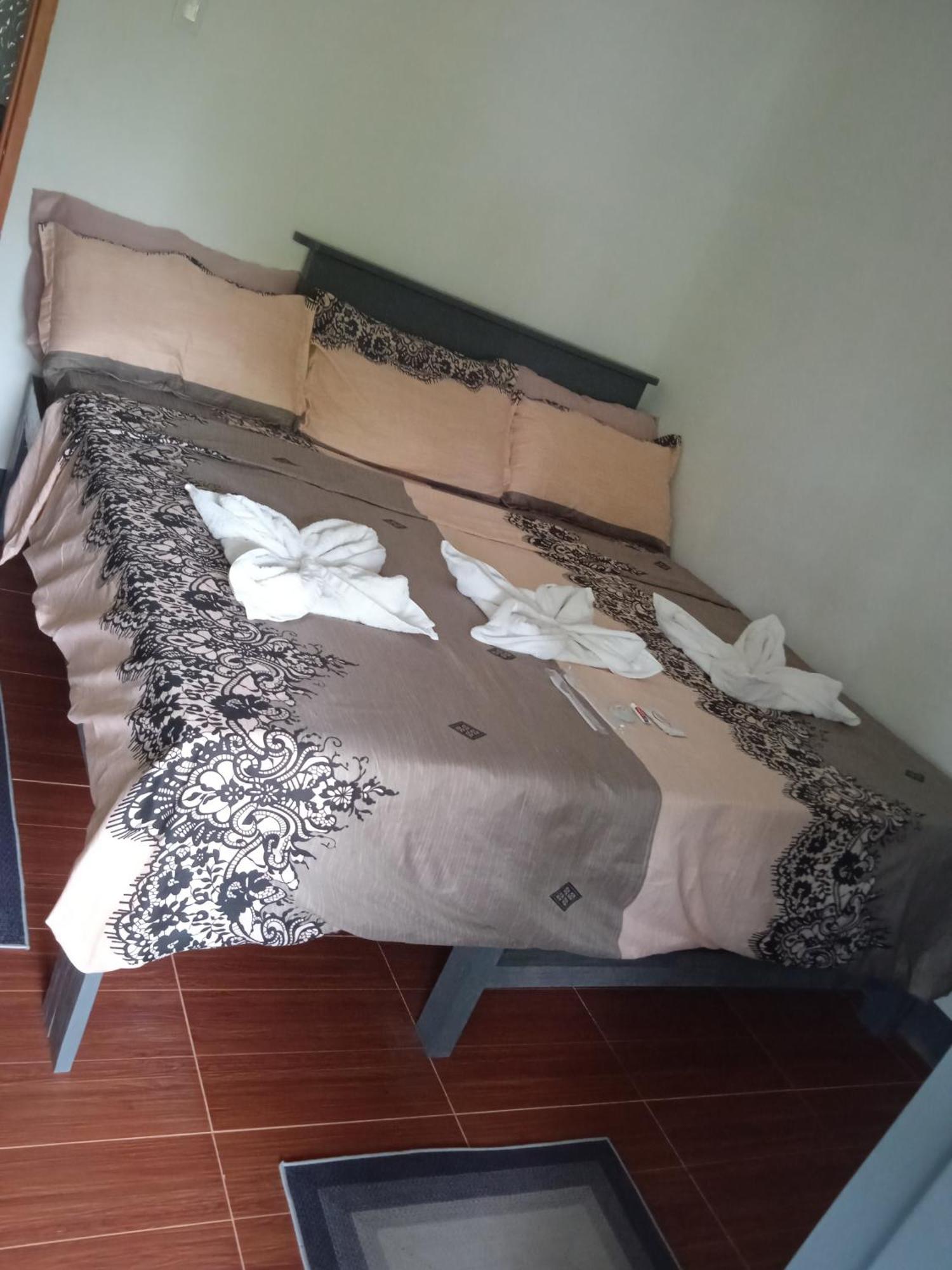 Sarah'S Garden Bnb & Spa Bed and Breakfast Clarin  Exterior foto